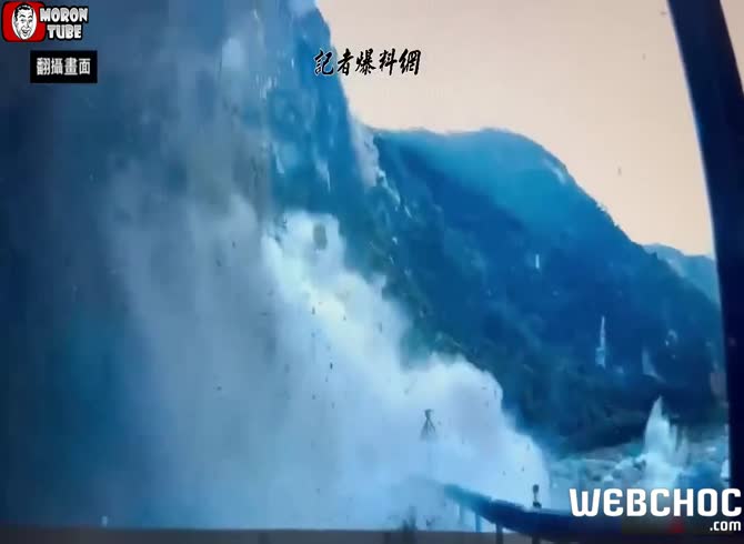 Video :Drivers are trapped in a landslide by the Taiwan earthquake